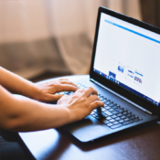 Degrado servizi RENTRI: mani su un laptop durante la gestione digitale di un formulario